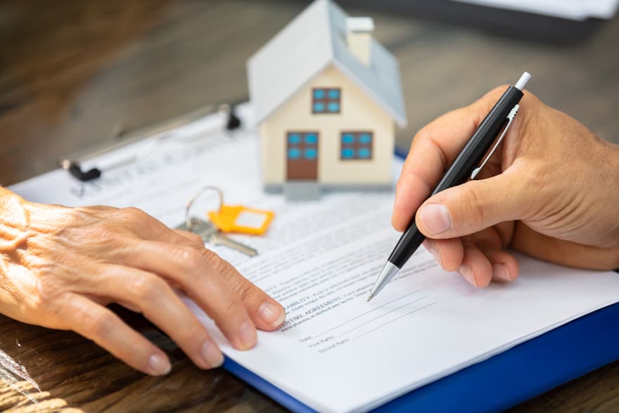 Differences Between Property Deeds and Titles